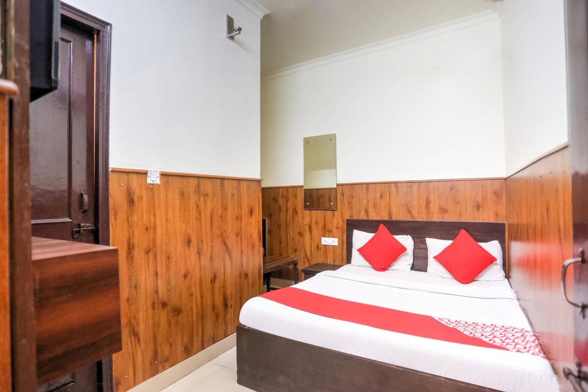 Hotel O Shri Sai Guest House Дели Экстерьер фото